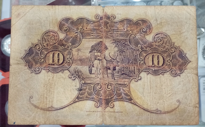 叻屿呷国库银票推出的10元纸钞，背面是牛拖车。