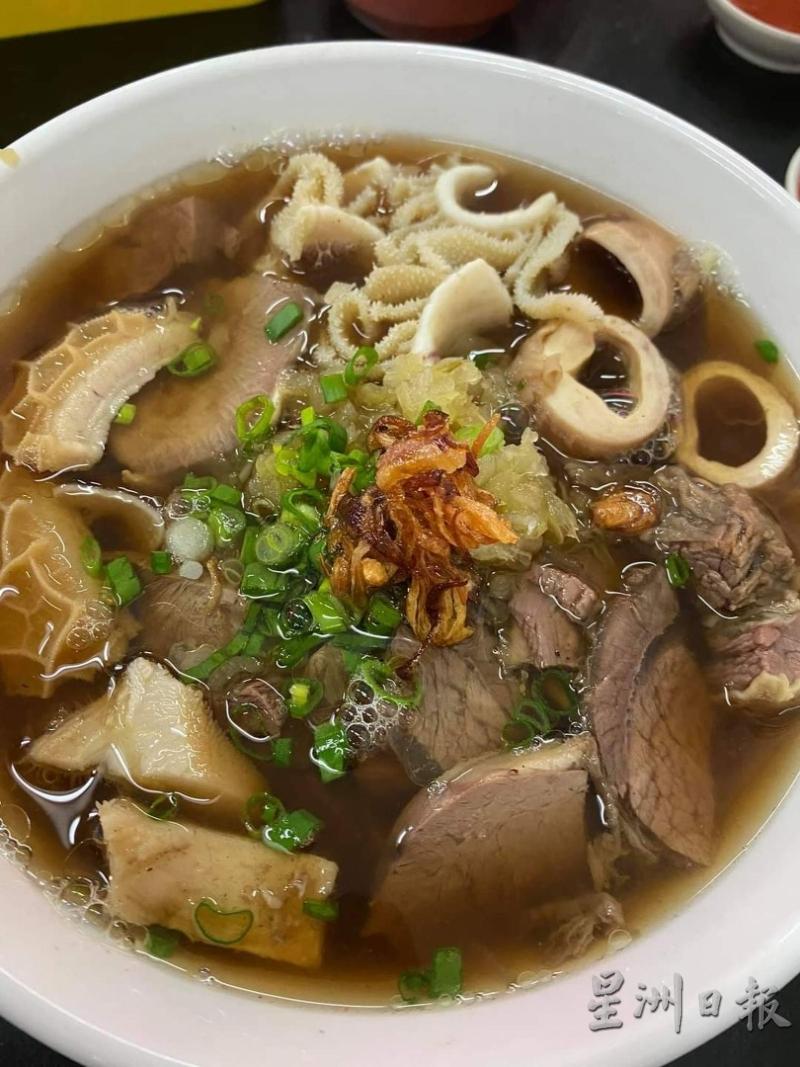 香喷喷的牛腩汤头浓郁,肉质鲜甜满足饕客味蕾。