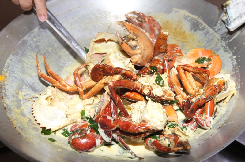 所有食材放入锅后，反复翻炒，确保螃蟹入味，底部也不会烧焦。