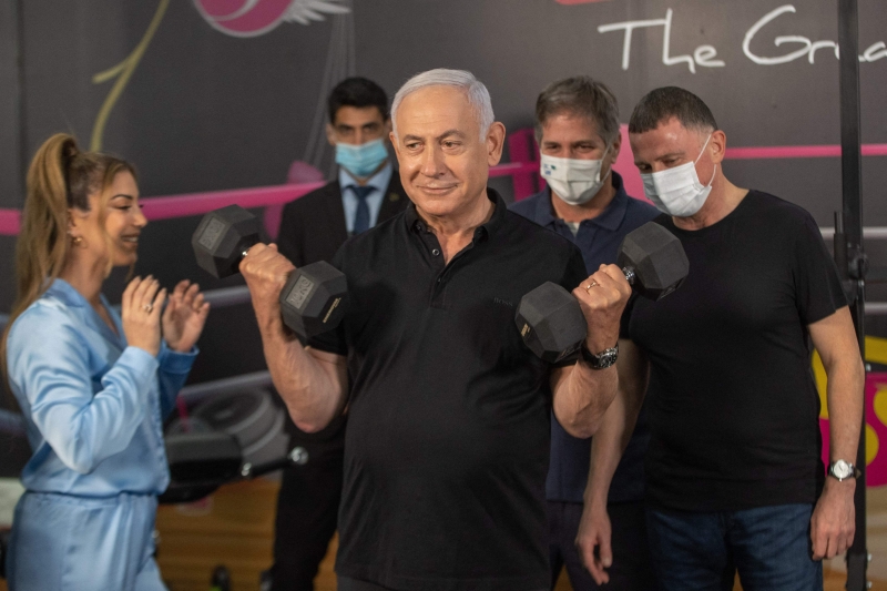 以色列总理涅坦雅胡（中）上周六（20日）到访一间健身中心。（法新社照片）