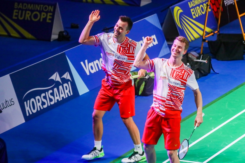 男双阿斯特鲁普（右）与拉斯姆申在决赛拿下致胜分，丹麦也顺利在欧洲羽球混合团体锦标赛卫冕冠军，豪取4连胜。（欧新社照片）
