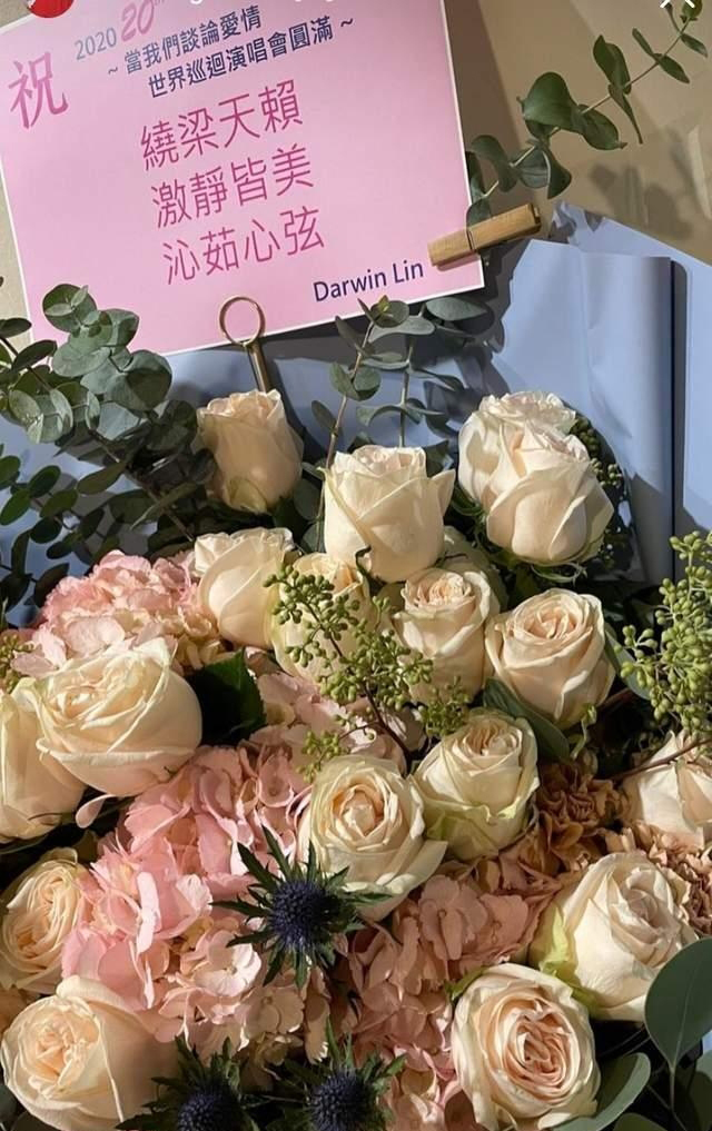 去年底梁静茹开演唱会时，总裁男友还送上鲜花，并以她名字仿效藏头诗方式写了12字的小情书。