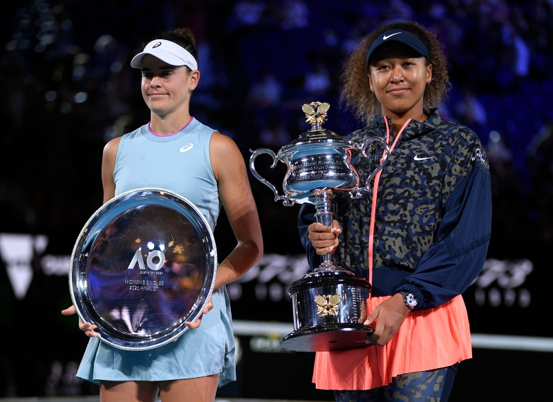 大坂直美（右）战胜布拉迪赢得个人澳网第2冠，或将成新时代女单新霸主。（美联社照片）