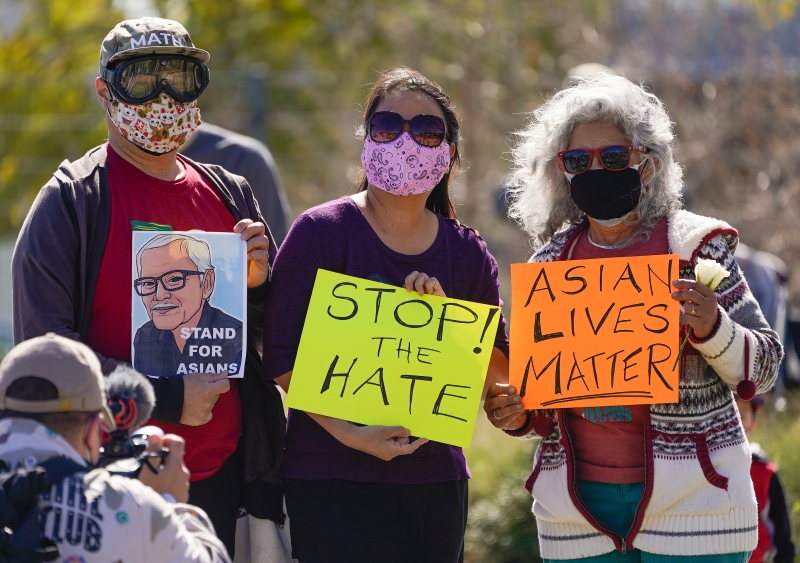 旧金山民众展示日前遭暴力推倒不幸逝世的84岁泰裔长者的画像，以及“停止仇恨”及“亚裔的命也是命”标语，呼吁终止反亚裔暴力和种族歧视。（图：美联社）