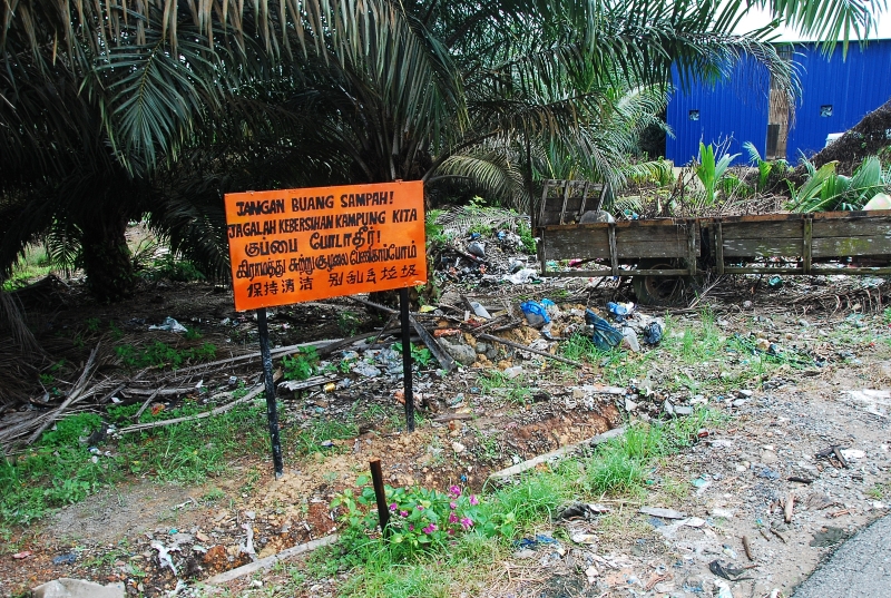 榕吉街场背路最大的问题，就是垃圾问题，因此管委会在当地放置一面，以三种文字写著“保持清洁，别乱丢垃圾”字眼的告示牌。