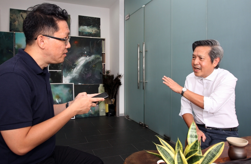 吴亚鸿（右）接受星洲日报巴生办事处高级记者谢仲洋专访，畅谈画牛近半世纪以来的乐趣与画风变化。