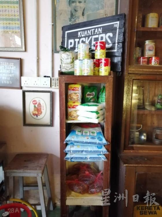 Kuantan Pickers咖啡店大门旁设立了一个食物库柜子，以存放民众所捐献的乾粮食物及杂货。

