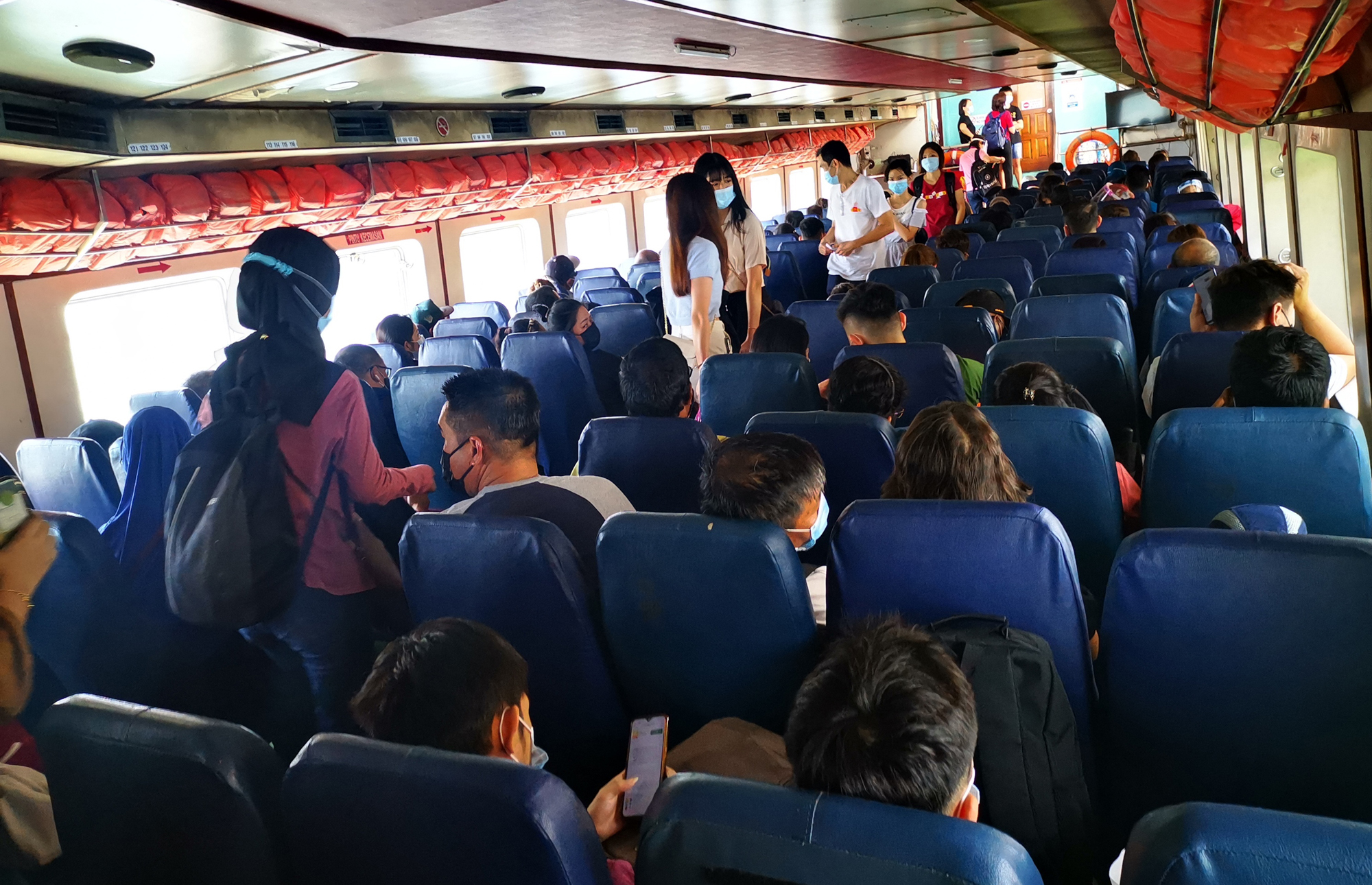 周日1时45分从邦咯驶往玛丽娜岛的渡轮接近“爆满”，甚至有一些乘客为了防疫不想与其他乘客坐得太靠近，而选择站著。