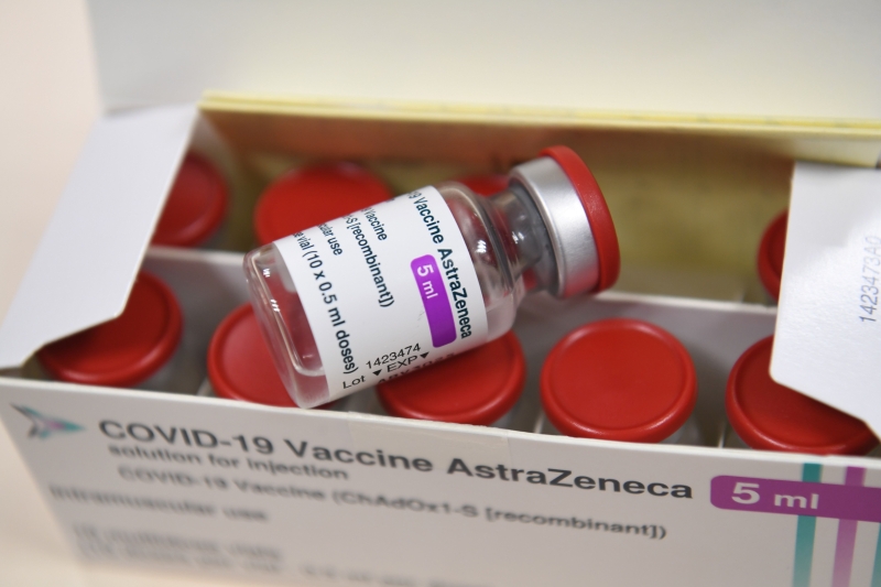 世卫周一批准紧急使用由阿斯利康与牛津大学共同生产的两个版本冠病疫苗，作为联合国疫苗计划的一部分。（图：法新社）