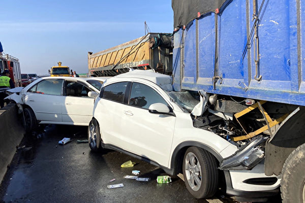 猛烈的撞击力导致轿车车头卡在罗里车底。（互联网照片）