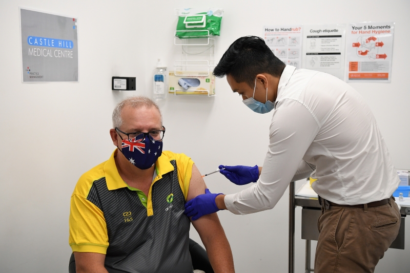 澳洲星期日启动冠病疫苗接种，比计划提前了一天时间。澳总理莫里森当天接种了由美国辉瑞制药有限公司和德国生物新技术公司联合开发的冠病疫苗。（图：美联社）
