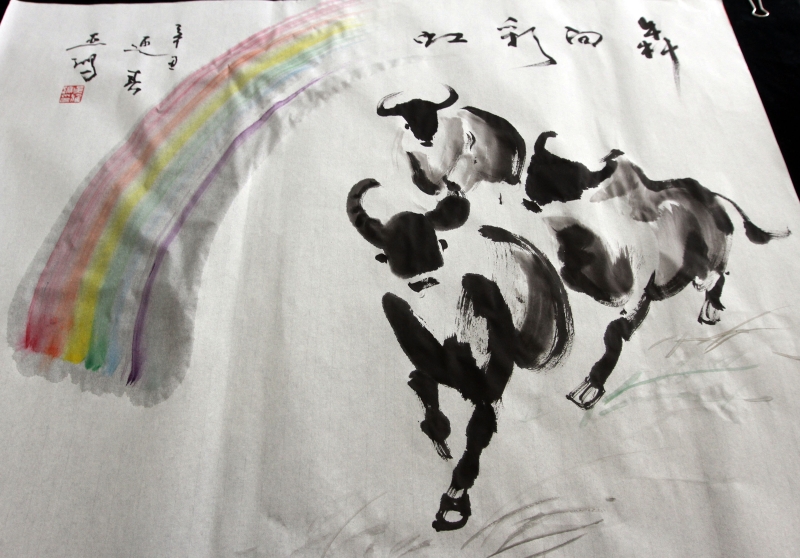三牛犇向彩虹，牛只前后蹄的落地，带出了不同的轻重节奏感。
