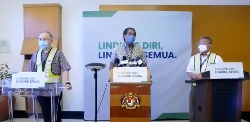 凯里（中）、阿汉峇峇（右）和魏家祥（左）在接收首批辉瑞冠病疫苗仪式后联合召开新闻发布会。