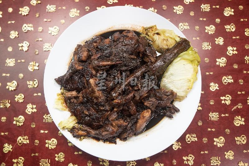色泽黑亮，香味扑鼻的客家卤鸭。
