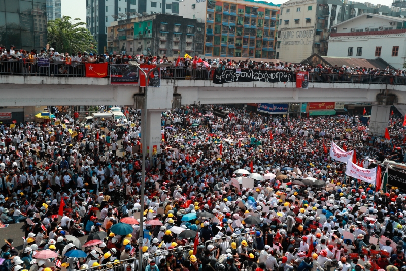 缅甸周一仍有大批民众聚集在最大城市仰光市中心一交叉路口抗议军方政变。（美联社照片）　