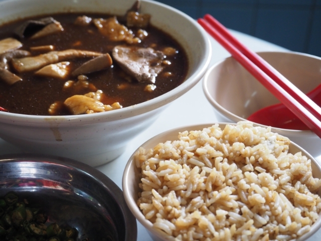 马六甲板底街的无名芋头饭、肉羹汤，创始者为福建永春人，已经营有80年历史，搭配肉羹汤。