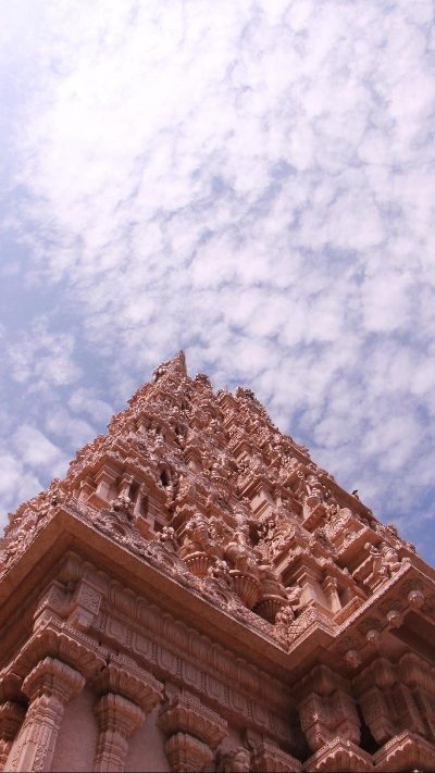 高74呎，共5层的正门塔顶（Raja Gopuram），本身就是一件艺术品。