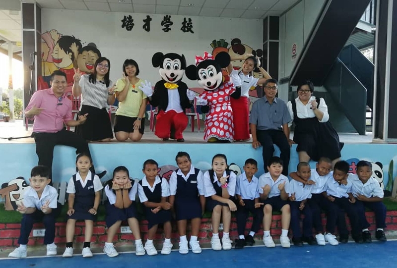 扮演卡通人物造型米妮老鼠的蔡薇薇（后右二），于去年开学首日为学生们送上欢乐。