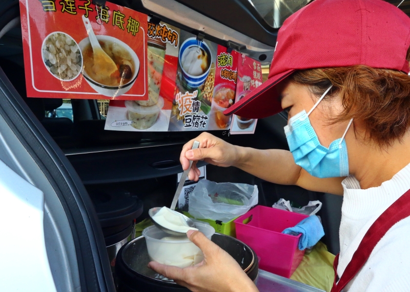 陈秀玲获得其阿姨的指导，掌握自制豆腐花的做法，如今对糖水生意熟能生巧。