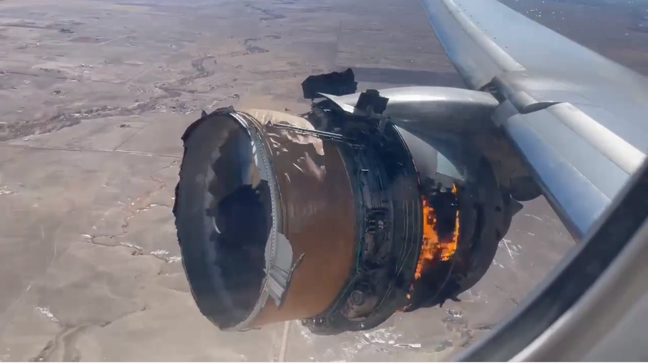 有乘客从飞机上拍摄到引擎著火的画面。（视频截图）