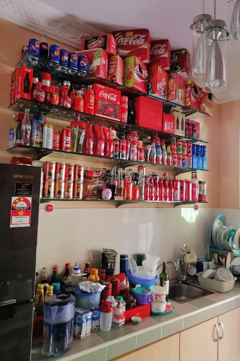 厨房架子上面摆的不是厨具，是可乐！