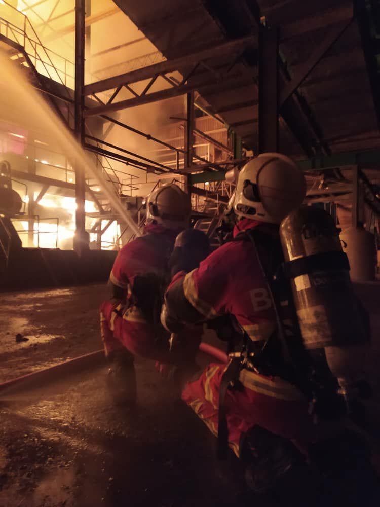 27名来自3地的消拯员，耗时近6小时才扑灭大火。