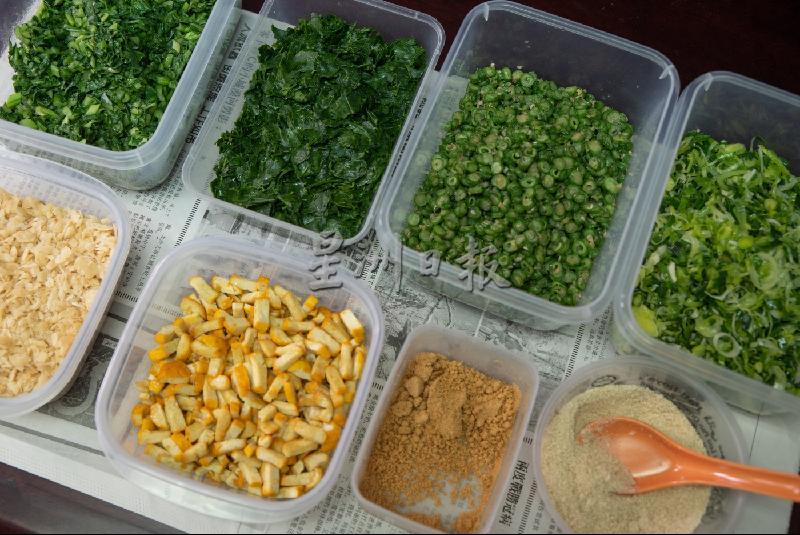 擂茶的配料包括虾米、花生、菜脯、豆干、花生及各种蔬菜。