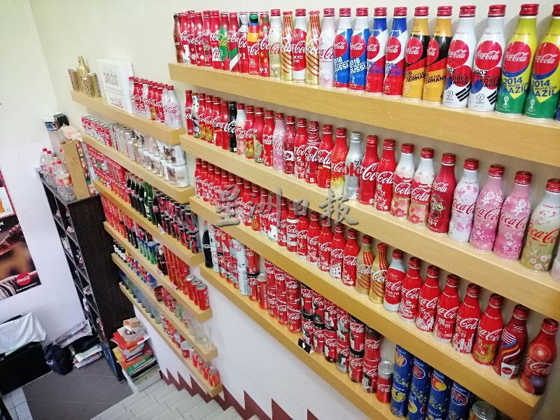 楼梯旁的牆壁上装上架子，专门放置世界各国的可乐罐和可乐瓶。