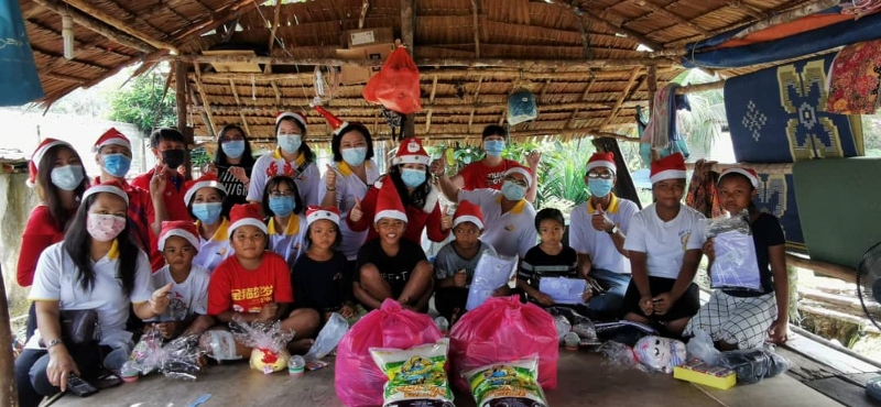 穿上圣诞服饰的蔡薇薇（后左七），与热心人士到原住民村送暖。

