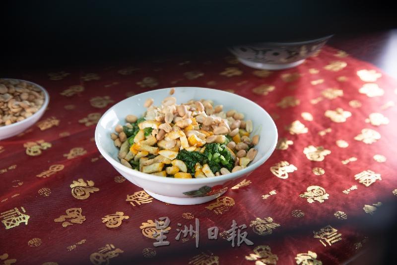 河婆人在正月初七的“人日”食用以7种蔬菜烹制而成的擂茶。