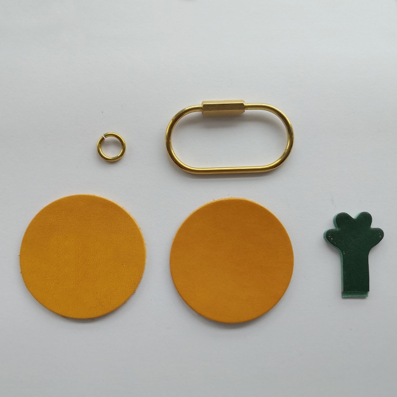 旺来仔钥匙圈所需材料：圆形皮片2片、叶子形状皮片（需预先双贴）、开口环、钥匙扣

