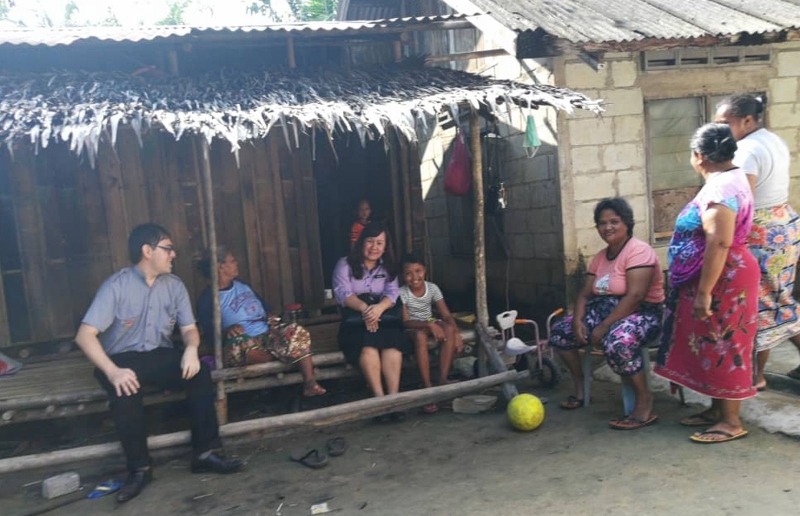 蔡薇薇（左三）与副校长许浩恩到原住民村做家访，关心学生的动向。

