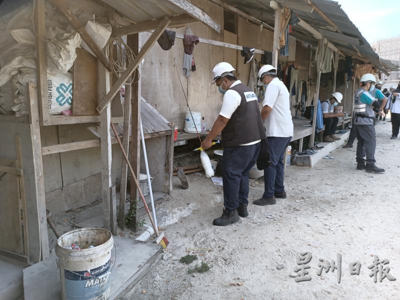 卫生局官员也在工地附近喷洒灭蚊药，以防蚊虫滋生。