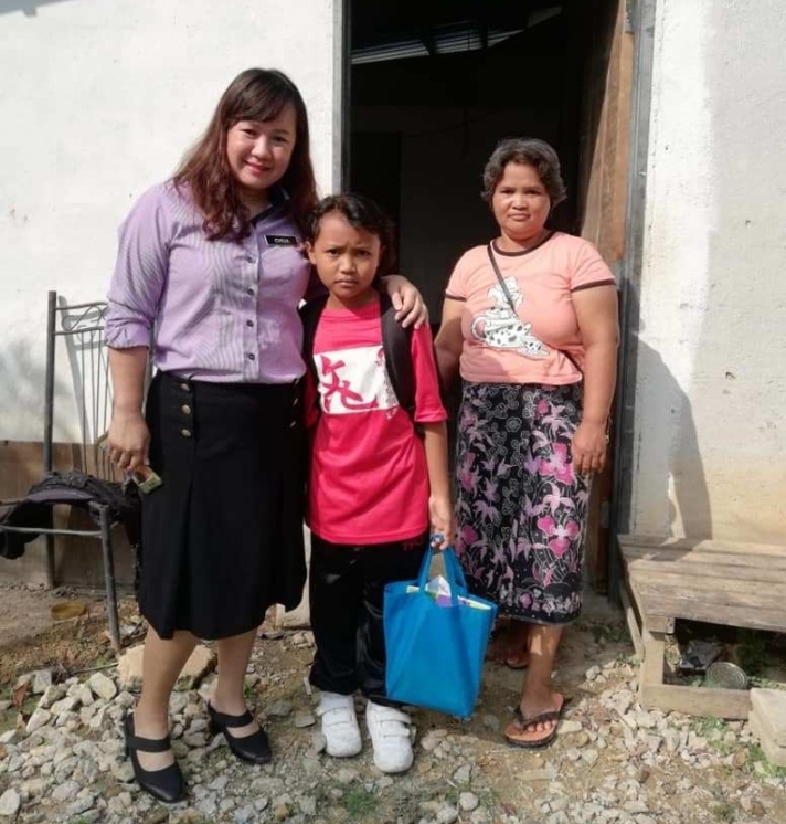 蔡薇薇（左）进入原住民村，劝说无故翘课的学生上学。

