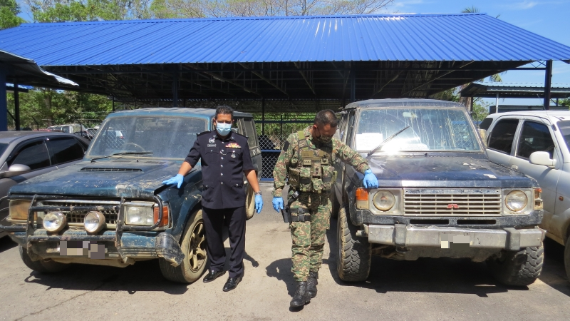 慕基亚曼（左）与建功军官马兹展示2辆被充公的四驱车。