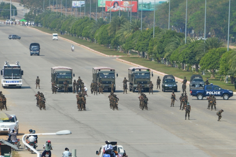 在首都内比都，军车和士兵抵达示威者聚集的地点准备驱散示威者。（法新社照片）