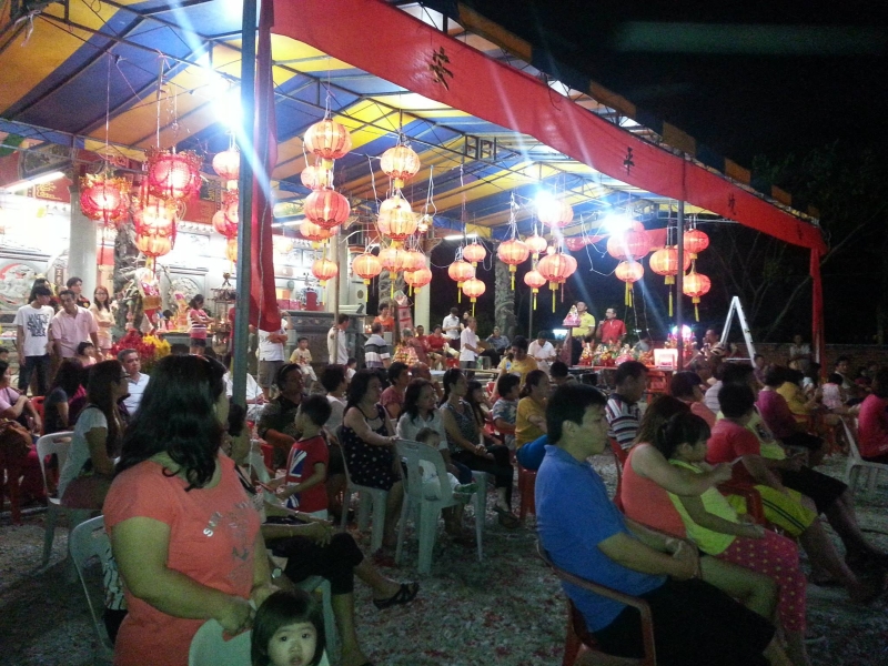峰腾庙在往年每逢元宵节都会举行膜拜仪式，吸引大批信众参加，场面热闹。
