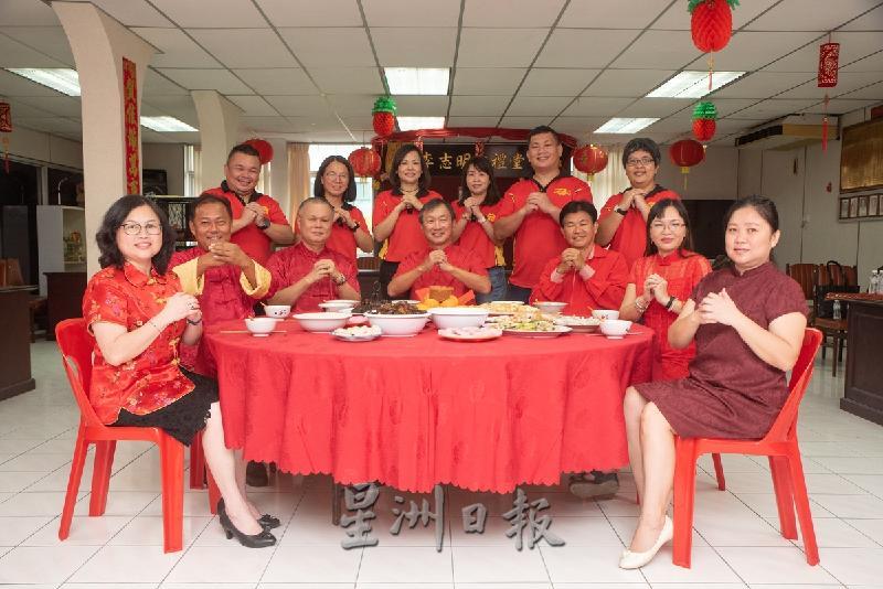 砂拉越河婆同乡会会长张添堡（坐者中）与理事成员及活动筹委会成员合照。坐者左起是砂拉越河婆同乡会妇女组副秘书邓群娇、第三副会长兼青年团团长李添运及福利主任蔡易沩；坐者右起是妇女组文教主任李佳佩、第四副会长兼妇女组主任张玲玲及秘书长巫虎财。站者左起是活动制作黄立达、筹委会副主席何俐萍、筹委会主席张慧娇、委员罗绍凤、摄影陈小文及剪接李素慧。