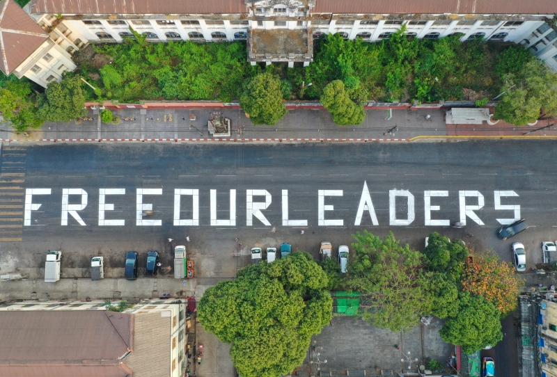仰光街头路面出现“我们要民主”、“释放我们的领袖”和“我们反对军事政变”的巨型涂写。（欧新社照片）