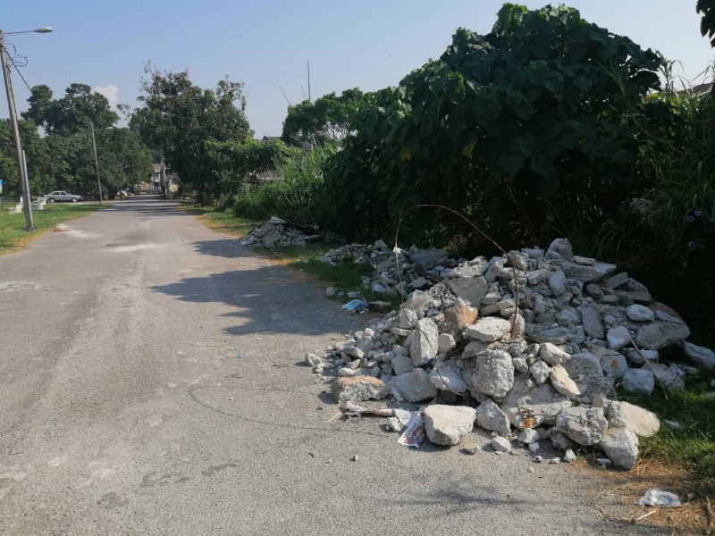 近来又有不负责任的承包商，把废建材砂石堆叠在吉打路旁，形成新一波的“垃圾转运站”。