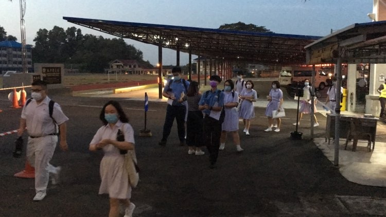 清晨7时，多数考生已陆续抵达学校准备应考。