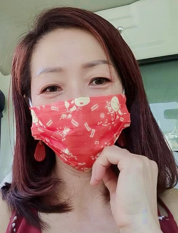 黎惠玲说，一些人因传言而劝告家人不要戴新年红口罩出外，以免被罚款。