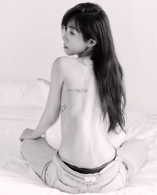 珉娥露出性感美背，展全新面貌。