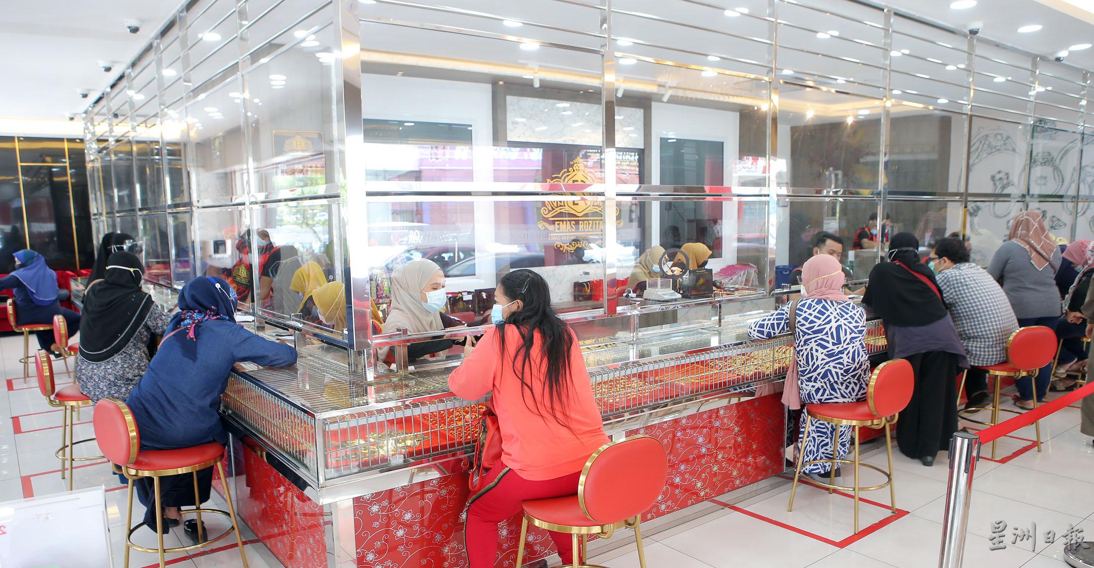 金价下跌，怡保一家马来金店出现不少选购金饰的顾客。


