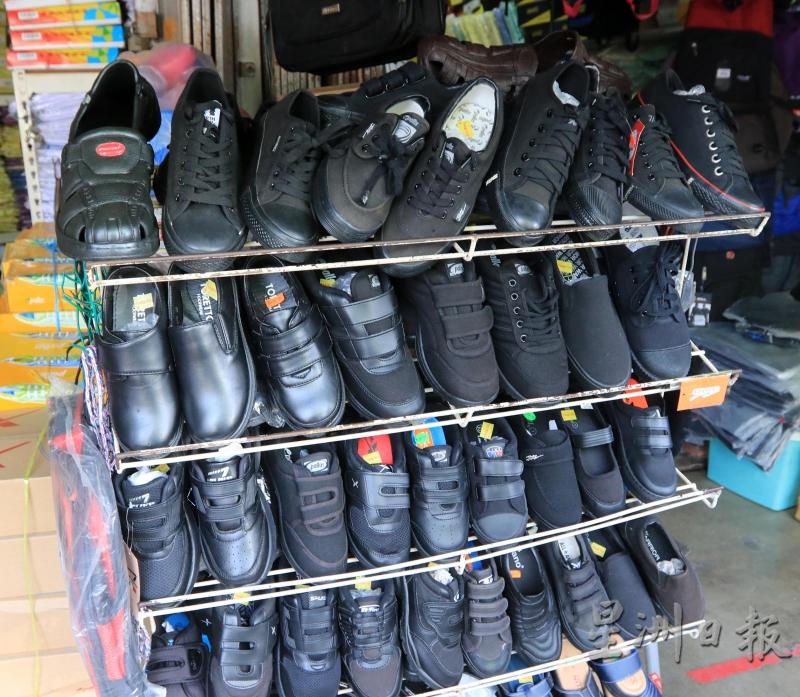 开学日在即，小学生家长皆选择购买黑校鞋。
