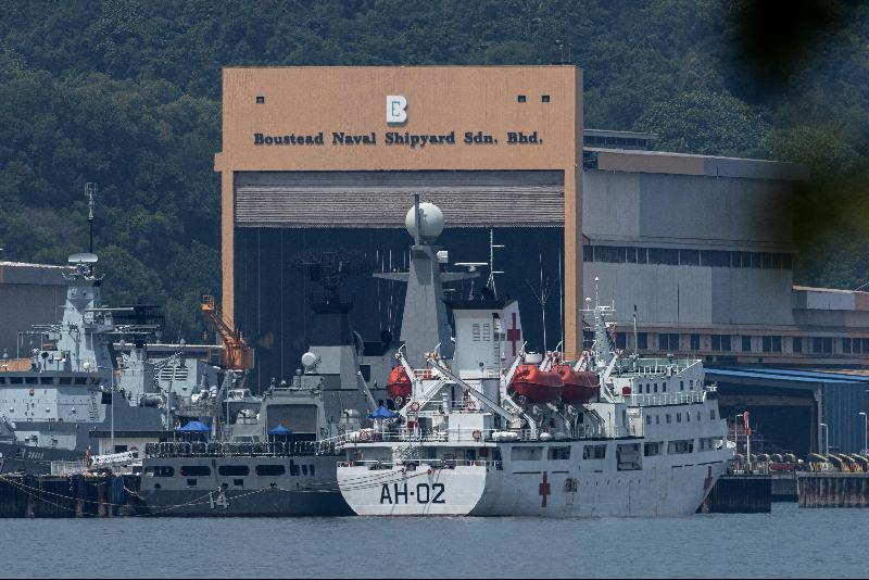 2月22日，两艘缅甸海军军舰可见停泊在距离吉隆坡不远的红土钦码头（Lumut）。（图：法新社）