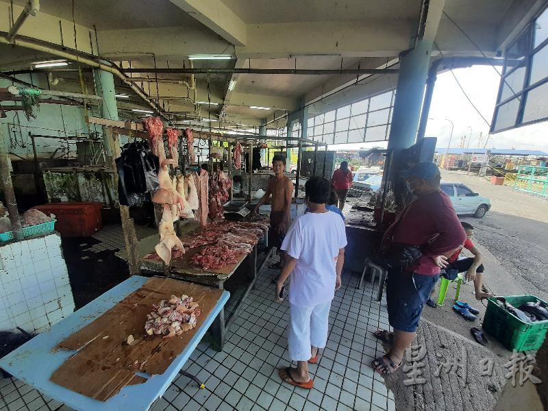 谢姓猪肉贩已贩卖猪肉四十多年，拥有一定的顾客群。