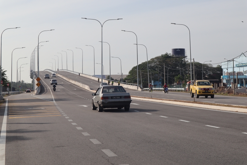 布特拉大桥正式开放通车。