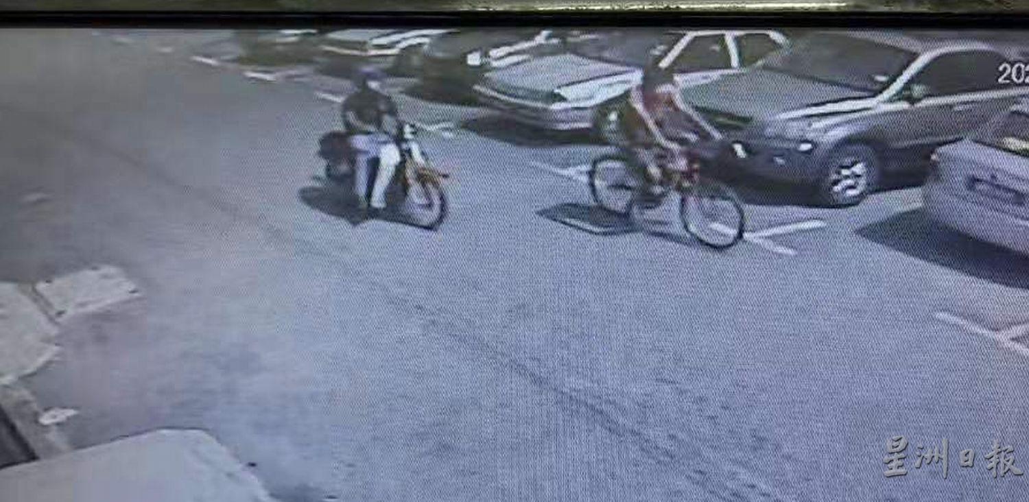闭路电视拍下一辆尾随的摩托车骑士打劫脚车骑士的过程。