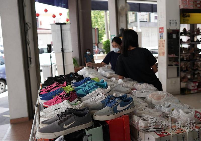 民众开始到鞋店购买校鞋。